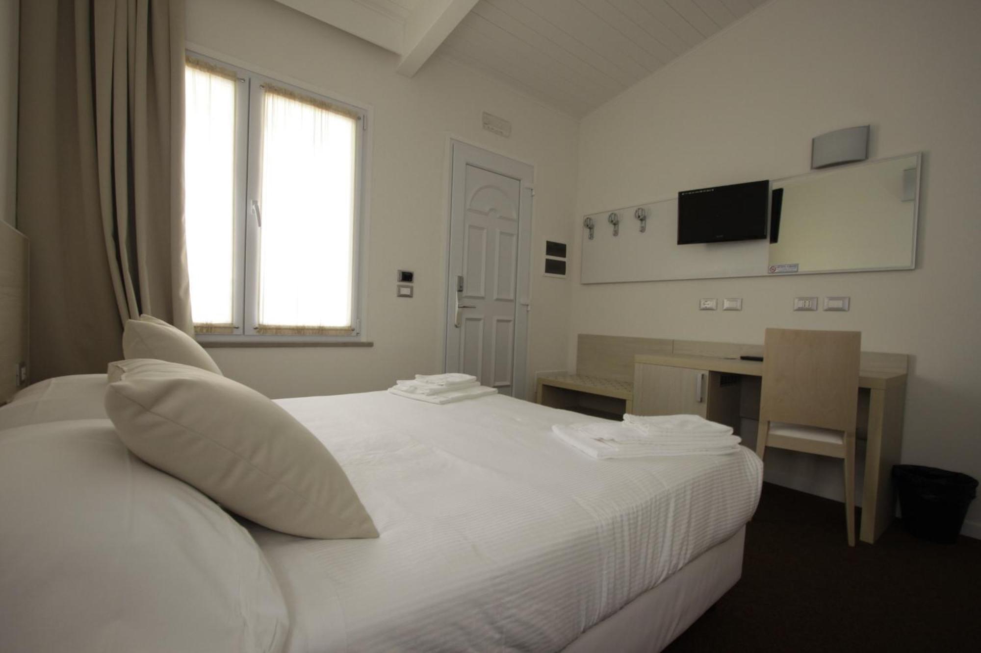 Hotel Paradise Airport Форли Экстерьер фото