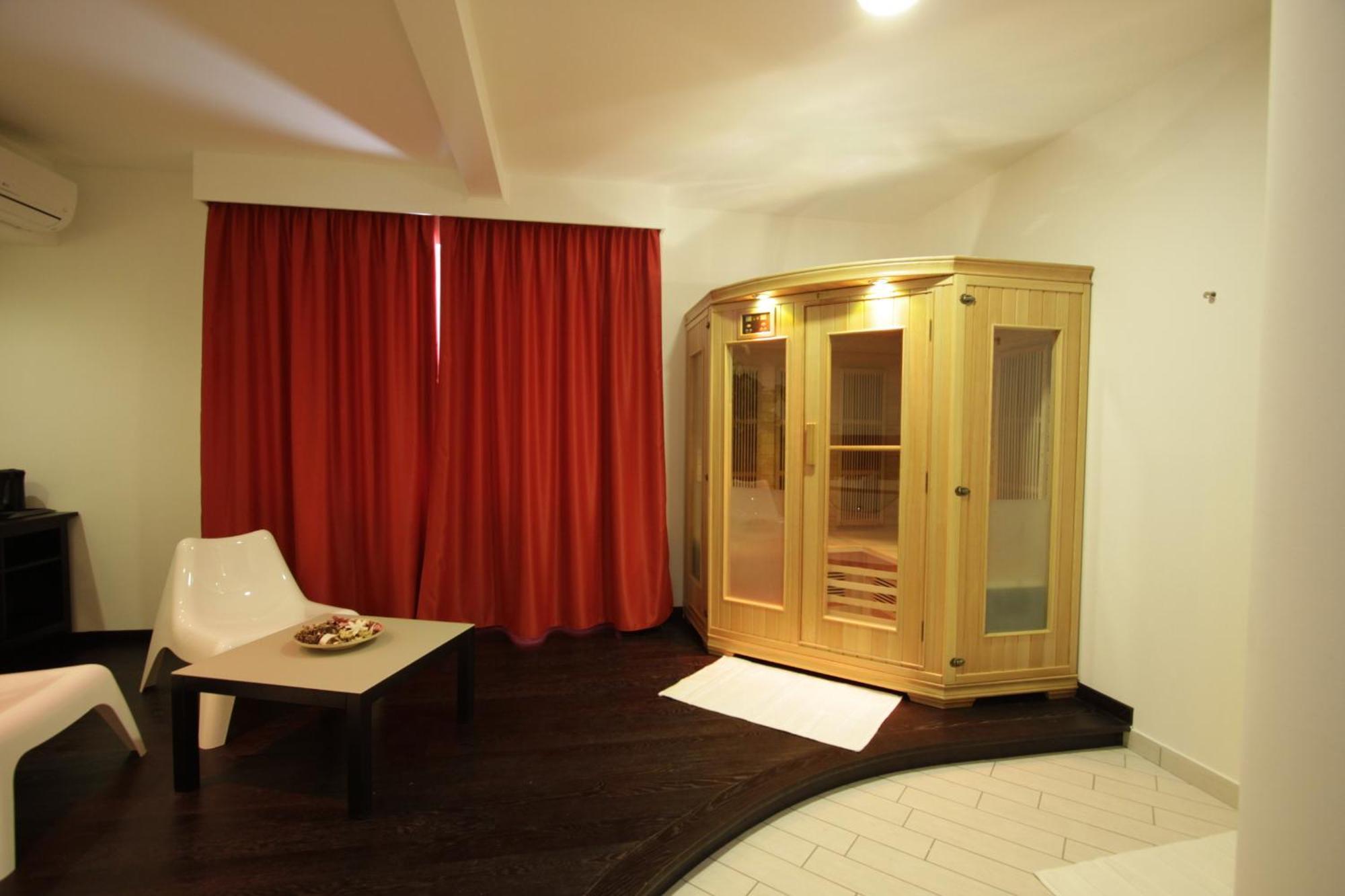 Hotel Paradise Airport Форли Экстерьер фото