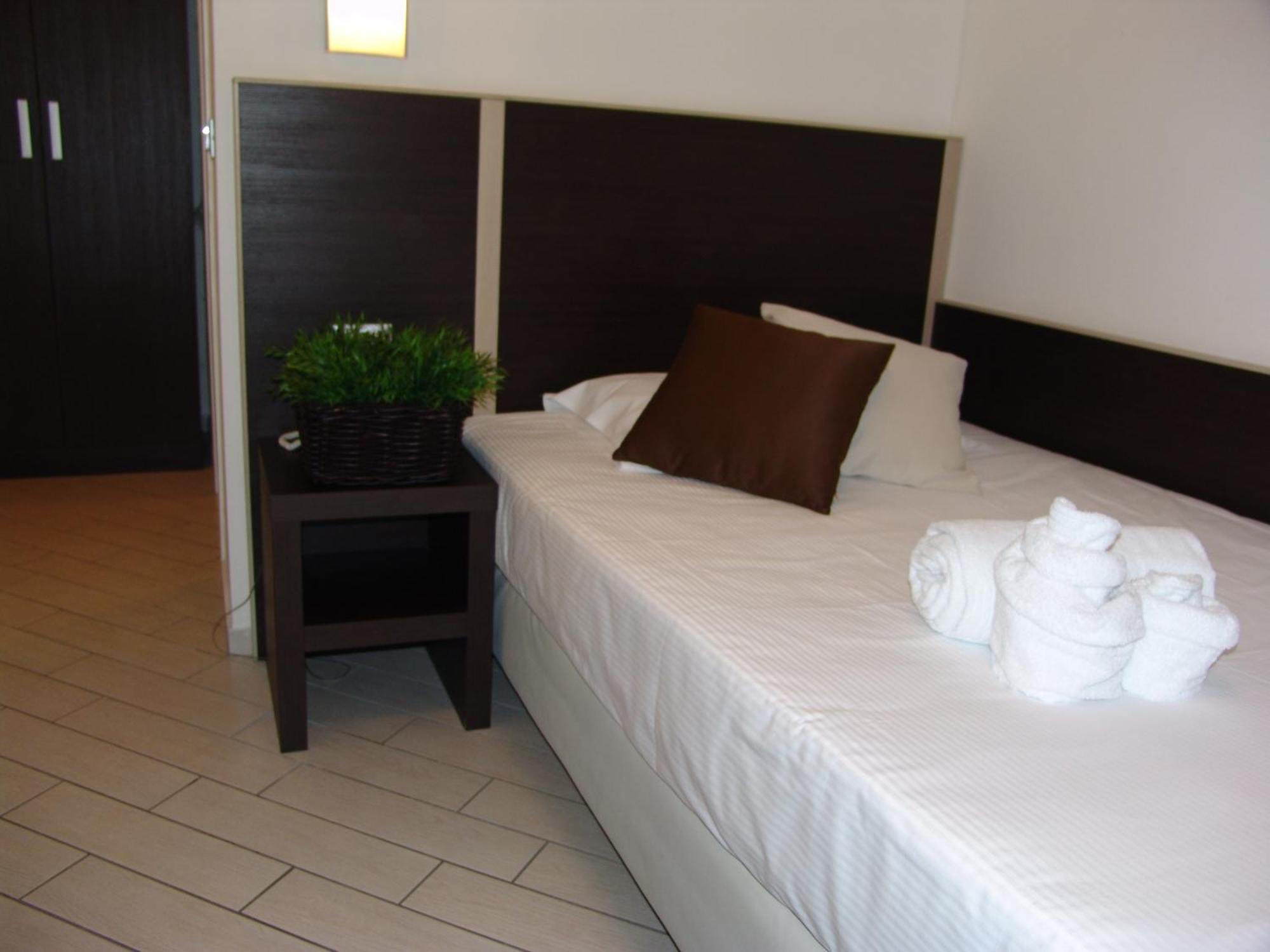 Hotel Paradise Airport Форли Номер фото