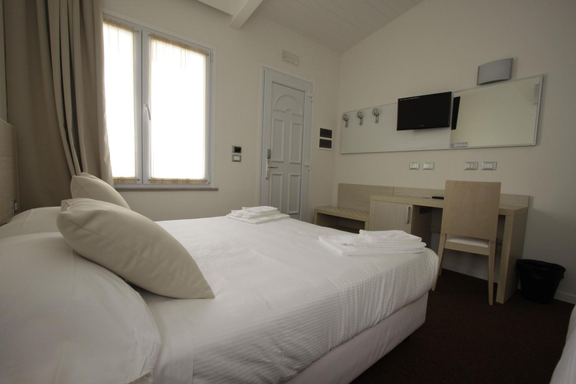 Hotel Paradise Airport Форли Экстерьер фото